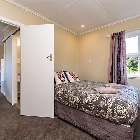 Waitangi Beach Bach 30B Bagian luar foto