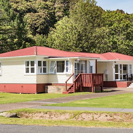 Waitangi Beach Bach 30B Bagian luar foto