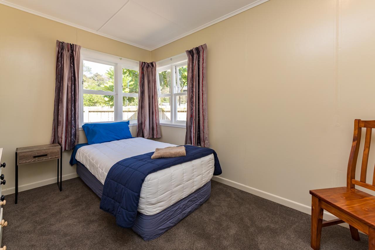 Waitangi Beach Bach 30B Bagian luar foto