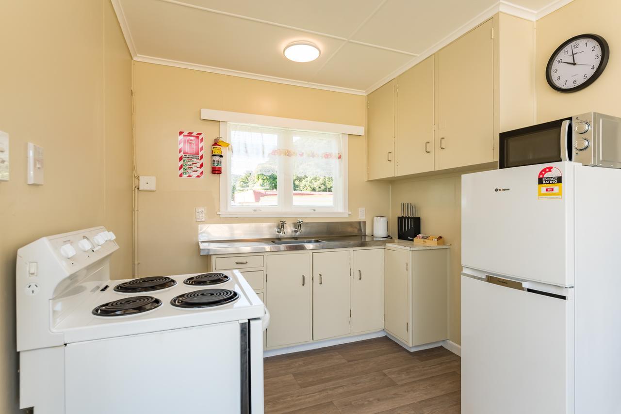 Waitangi Beach Bach 30B Bagian luar foto