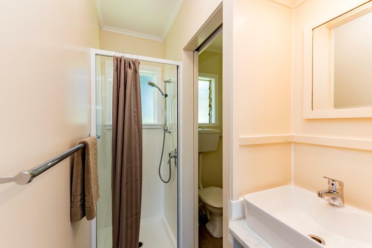 Waitangi Beach Bach 30B Bagian luar foto